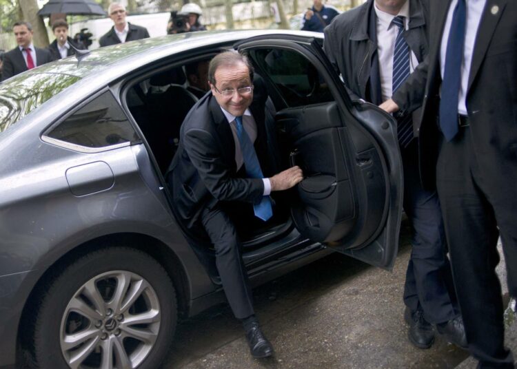 François Hollande saapumassa kampanjapäämajaansa keskiviikkona.