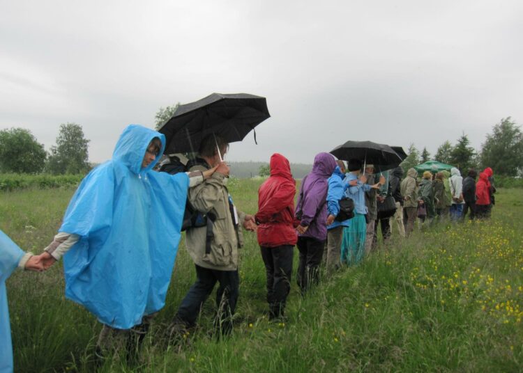 Haikolassa päivä alkoi Karjalan kansankirjailija Ortjo Stepanovin haudalla käynnillä. Kalmistosta palaava saattue hymisee rauhallista melodiaa, kuka karjalan kielellä, kuka ranskaksi, kuka ruotsiksi, kuka italiaksi.