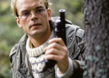 Tulevaisuuskuvitelmassa Suomi on muuttunut syrjäseuduksi, jossa rosvojoukot taistelevat itsenäisyydestä. Pääosissa Mats Långbacka (kuva) ja Katja Kiuru.
