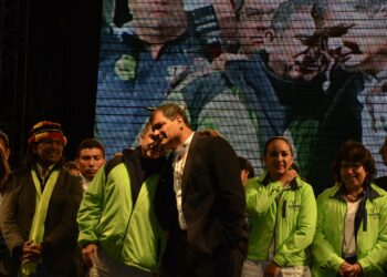 Presidentti Rafael Correa kannattajiensa keskellä vaalitulosjuhlissa. Hänen vasemmalla puolellaan Quiton kaupunginjohtaja Agusto Barrera.