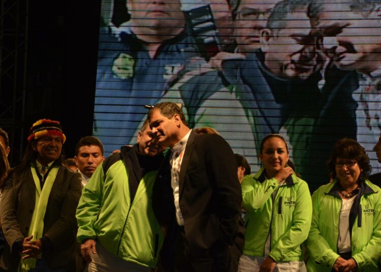 Presidentti Rafael Correa kannattajiensa keskellä vaalitulosjuhlissa. Hänen vasemmalla puolellaan Quiton kaupunginjohtaja Agusto Barrera.