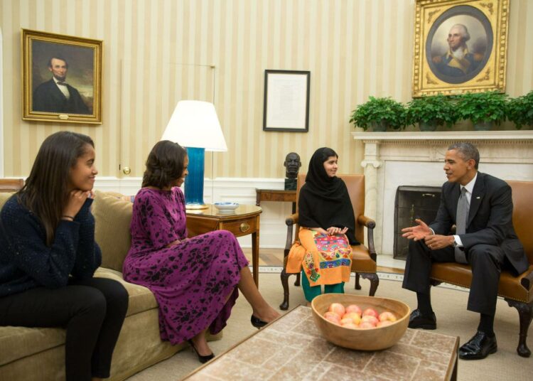 Valkoisen talon virallinen valokuva Malala Yousafzain ja Barack Obaman tapaamisesta viime viikon perjantaina. Vasemmalla presidentin tytär Malia ja presidentin puoliso Michelle Obama.
