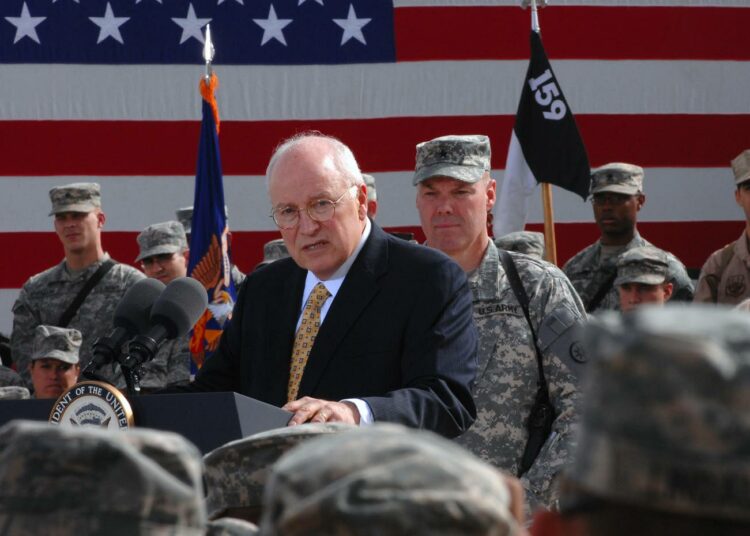 Varapresidentti Cheney puhumassa sotilaille Irakissa vuonna 2008.