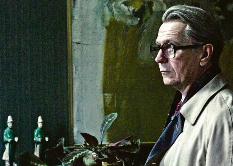 John le Carrén romaaniin perustuvassa vakoilutrillerissä etsitään kaksois-agenttia brittien tiedustelupalvelun riveistä. Kuvassa Gary Oldman.