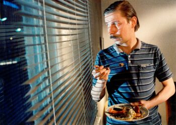 Matti Pellonpään kuuluisa katse elokuvassa Varjoja paratiisissa (1986).