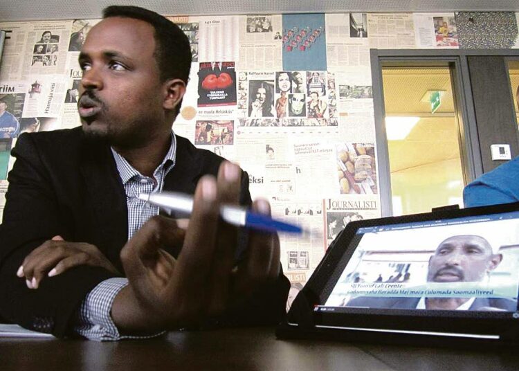 Somalian yleisradion johtaja Abdirahman Yusuf al-Adala esitteli taulutietokoneelta videota suomalaishankkeen tuella syntyneestä Somalian tv:n ensimmäisestä tutkivasta reportaasista.