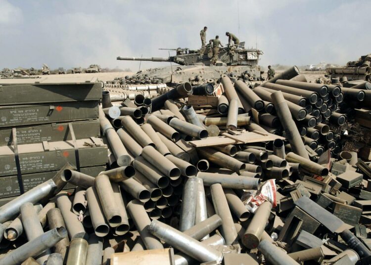 Hylsykasa Israelin armeijan tukipisteessä Gazan rajalla maanantaina. Suomi on käynyt asekauppaa Israelin kanssa sadoilla miljoonilla euroilla.