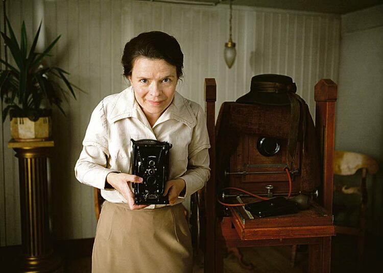 1900-luvun alun Ruotsissa työläisnainen Maria (Maria Heiskanen, kuvassa) voittaa arpajaisissa kameran. Se mullistaa hänen elämänsä.