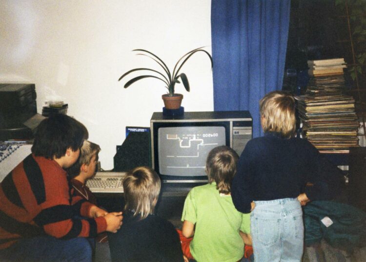 Lapset pelaamassa tietokonepeliä vuonna 1989.