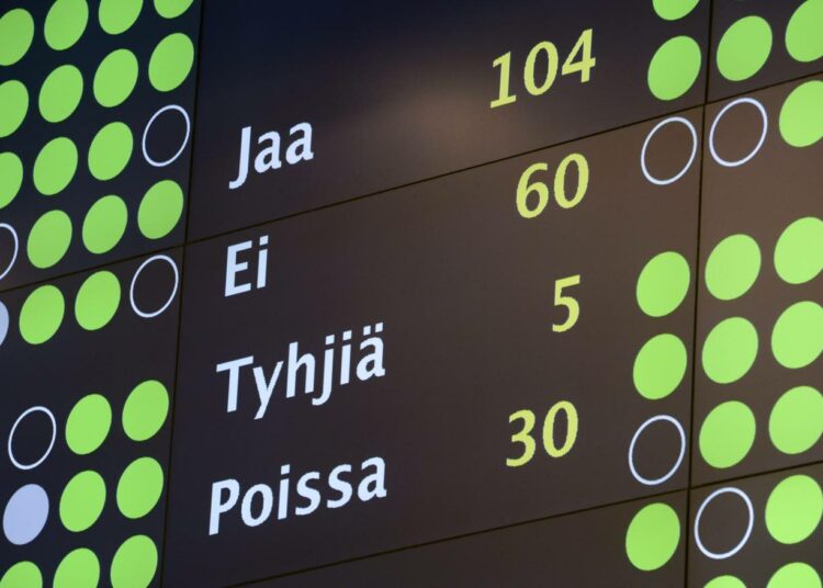 Hallitus sai luottamuslauseen opposition koulutusvälikysymyksestä 23. syyskuuta äänin 104–60. Samaan aikaan tuhansien suomalaisten luku- ja kirjoitustaito ei enää riitä työelämässä selviämiseen.