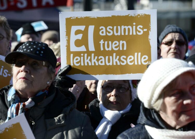 Eläkeläiset osoittivat kantansa asumistuen heikennystä vastaan Heikoimman puolella  -mielenosoituksessaan Helsingissä lokakuun alussa.