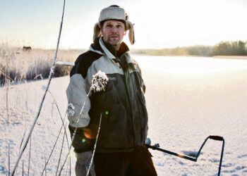 Intohimo, oveluus ja päättäväisyys ovat pilkkijän keinot, kun tavoitteena on olla kaikista paras. Seppö Pönni (kuvassa) ja Mika Kankaanpää kiertävät pilkkikilpailuja.