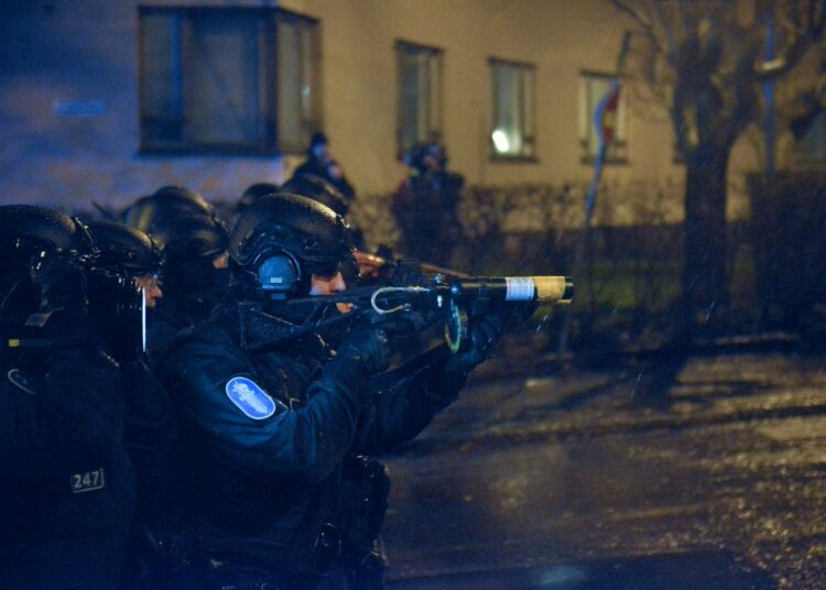 Poliisi käytti lamauttavaa paineilma-asetta mielenosoittajiin Helsingissä itsenäisyyspäivänä 6. joulukuuta 2015.