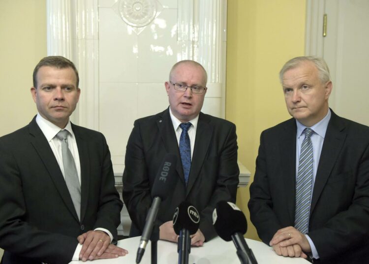 Ministerit Petteri Orpo (vas), Jari Lindström ja Olli Rehn kertoivat työllisyystoimien valmistelusta torstaina.