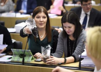 Kokoomuksen Sari Sarkomaa ja Outi Mäkelä tarjoilivat toisille kansanedustajille karkkia eduskunnassa jouluviikolla.