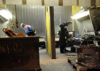 Kirjoittajan mukaan suuri osa metallialan työpaikoista joutui tyytymään kikyn ”perälautaan”.
