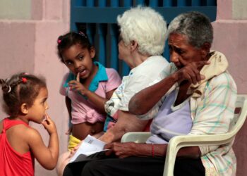 Kuubassa isoäidit ovat perinteisesti hoitaneet lapsenlapsiaan. Lakiuudistus lupaa työssä käyville isovanhemmille mahdollisuuden pitää perhevapaata.