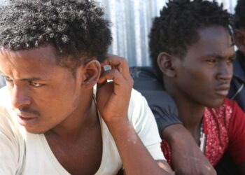 Rajan yli tulleet eritrealaiset nuorukaiset odottavat Badmessa pääsyä rekisteröitymään turvapaikanhakijoiksi Etiopiassa. Moni pakenee välttääkseen joutumisen Eritrean pahamaineiseen armeijaan.