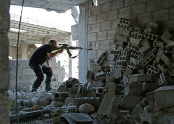 Kapinallisjoukkojen taistelija tulittamassa kohti hallituksen asemia Ain Tarmassa Itä-Ghoutan alueella viime viikon maanantaina.
