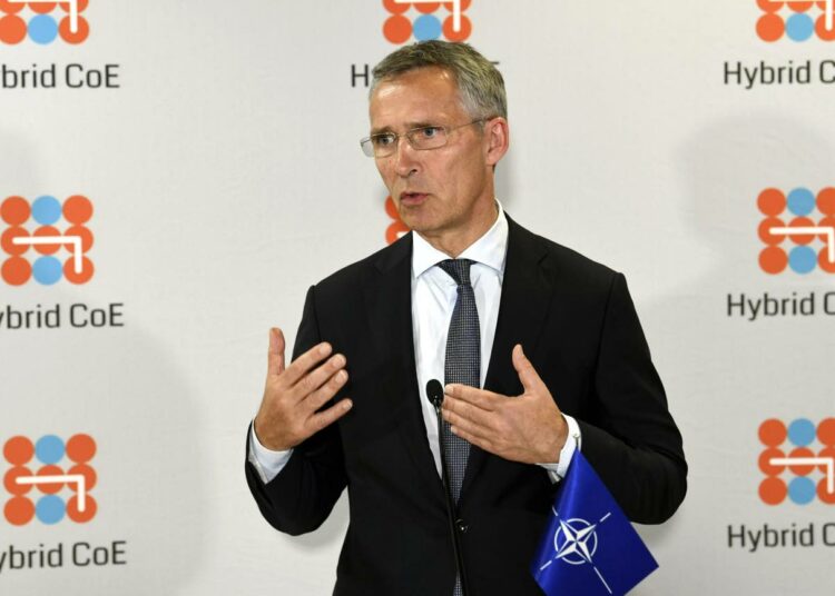 Naton pääsihteeri Jens Stoltenberg kiitteli maanantaina Suomea ja Ruotsia siitä, etteivät maat ole allekirjoittamassa YK:ssa laadittua kaikki ydinaseet kieltävää sopimusta.