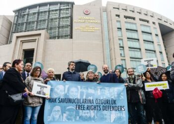 Mielenosoittajat vaativat pidätettyjen ihmisoikeuspuolustajien vapauttamista keskiviikkona Istanbulissa. Kyltissä vaaditaan turkiksi ja englanniksi vapautta oikeuden puolustajille.