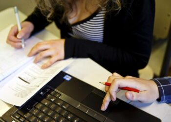 Vanhempien koulutustausta periytyy lapsille Suomessakin vahvasti, sanoi Li Andersson koulutusta koskevassa välikysymyskeskustelussa.