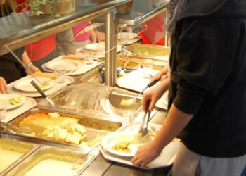 Ruoka-annoksia valmistetaan 190 koulupäivänä noin 900 000 lapselle tai opiskelijalle.