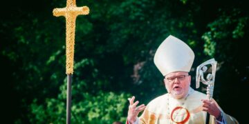 Kardinaali Reinhard Marxin mielestä valtion tehtävänä ei ole selittää, mitä risti merkitsee.