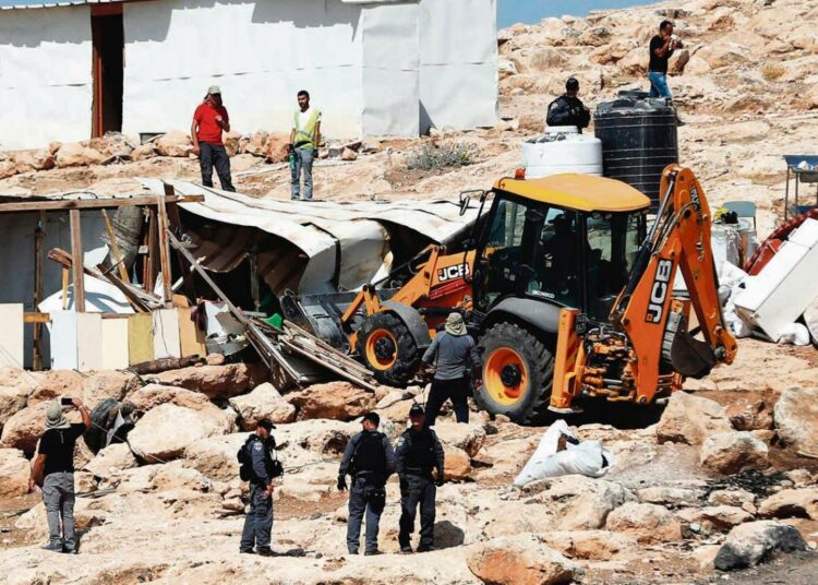 Israelin joukkojen suojaamat puskutraktorit aloittivat Khan al-Ahmarin beduiinikylän tuhoamisen viime viikolla.