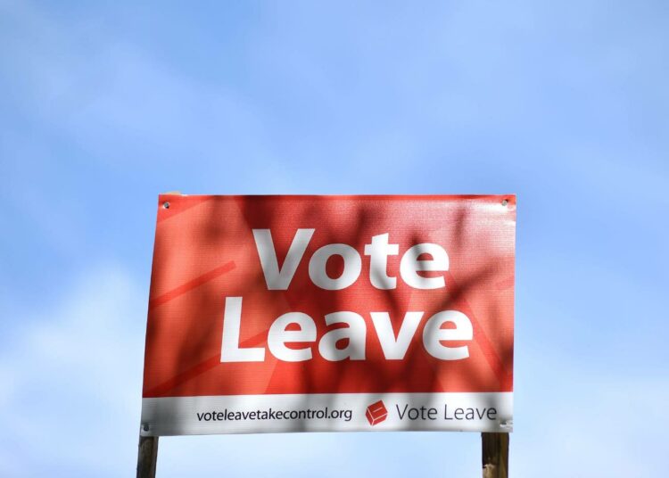 Britannian EU-eroa ajaneen Vote Leave -kampanjan kyltti. Kampanjan havaittiin rikkoneen vaalilakeja ennen kansanäänestystä, minkä johdosta sille mätkäistiin sakot tänä vuonna.