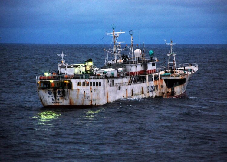Taiwanin lipun alla seilaavaa Yu Feng -alus pysäytettynä salakalastuksesta epäiltynä.