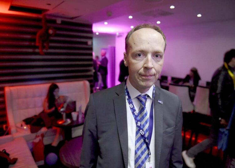 Perussuomalaisten puheenjohtaja Jussi Halla-aho hakee vauhtia ruotsidemokraattien vaalivoitosta.
