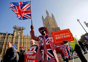 Brexitiä kannattavia mielenosoittajia Britannian parlamenttitalon luona.
