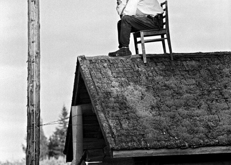 Mies katolla seuraa Jyväskylän suurajoja vuonna 1963.