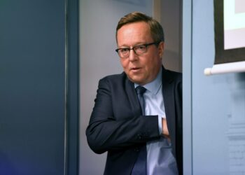 Valtiovarainministeri Mika Lintilän budjettiesitys saa kovaa kritiikkiä hoitoalalta.