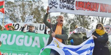 UPM:n uuden sellutehdashankkeen vastustajat osoittivat mieltä Floridan kaupungissa Uruguayssa viime elokuussa.