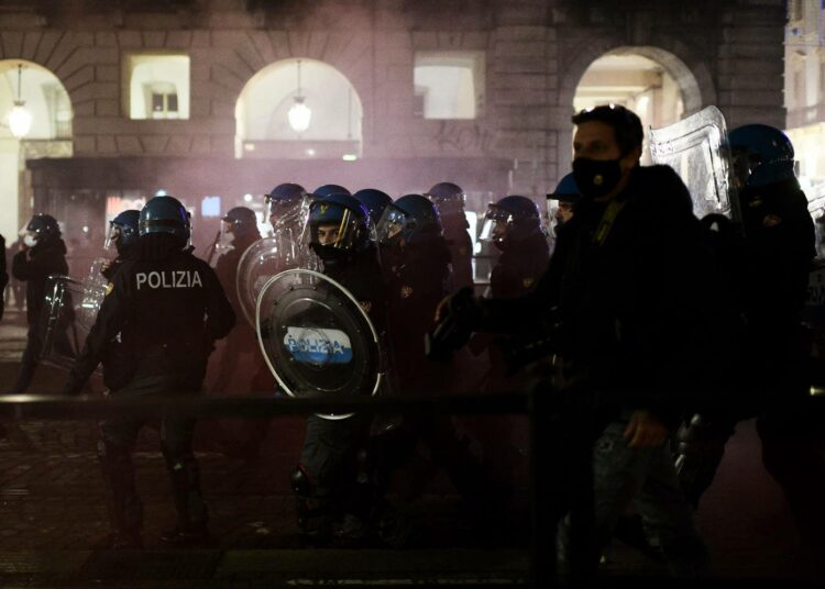 Mellakkapoliisi oli mielenosoittajia vastassa muun muassa Torinossa.