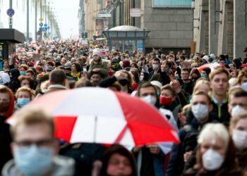 Ihmisiä Minskin kaduilla yleislakon alettua maanantaina.