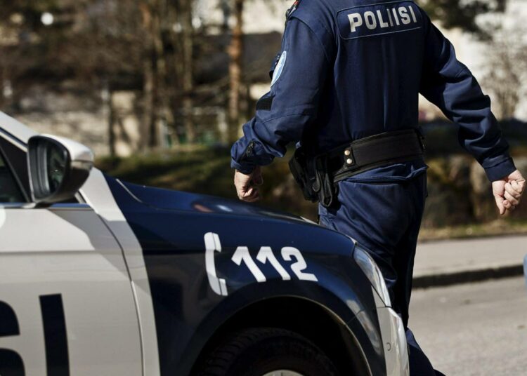 Poliisin toimenpiteiden pitää olla oikeassa suhteessa tavoitteeseen nähden, sanoo Lounais-Suomen valvonta- ja hälytystoimintasektorin johtaja Stephan Sundqvist. Kuvan poliisi ei liity tapahtuneeseen.
