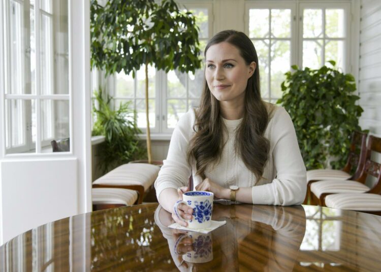 Pääministeri Sanna Marin STT:n haastattelussa pääministerin virka-asunnolla Kesärannassa vuosi sitten.