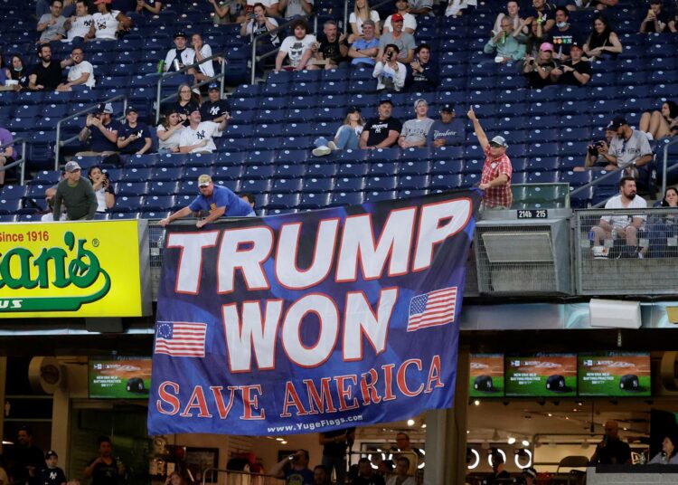 "Trump voitti, pelastakaa Amerikka", lukee lakanassa, jonka Trumpin kannattajat levittivät baseball-ottelun katsomossa New Yorkin Yankee-stadionilla toukokuussa.