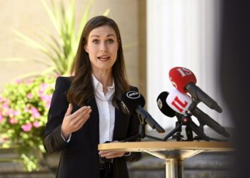 Pääministeri Sanna Marinin mukaan koronapassin vaatiminen asiakkailta tarjoaisi esimerkiksi ravintoloille tai teattereille mahdollisuuden välttää niihin muutoin kohdistuvia koronarajoituksia.