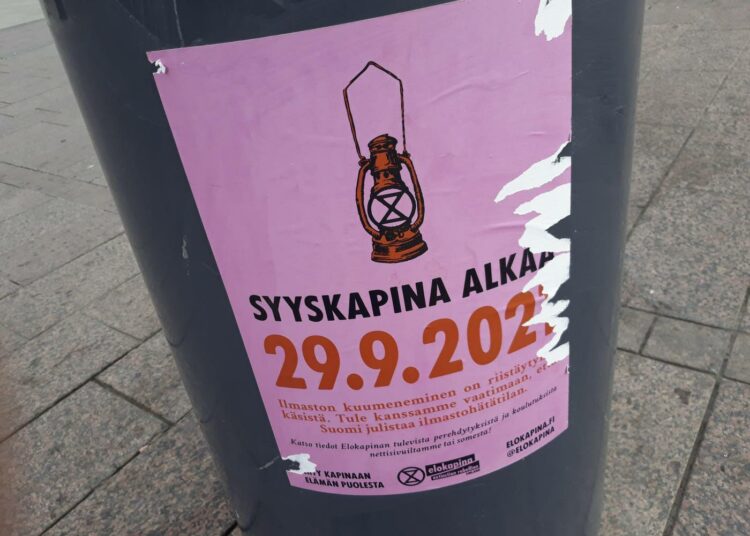 Elokapinan tunteita herättävä mielenosoitus katkaisee liikenteen Helsingin Mannerheimintieltä illalla.
