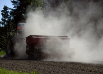 Maatalouden yrittäjätulo on jäämässä ennakoituakin heikommaksi, taustalla on muun muassa lannoitteiden hinnan nousu. Maatalous tuottaa 14 prosenttia Suomen kokonaispäästöistä.