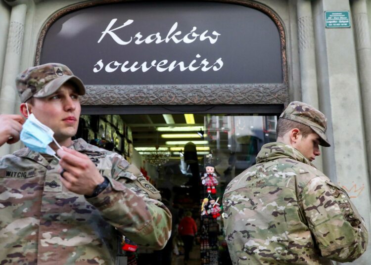 Naton lisäjoukkoihin kuuluvat Yhdysvaltojen sotilaat vierailivat matkamuistoliikkeessä Puolan Krakovassa maaliskuussa.