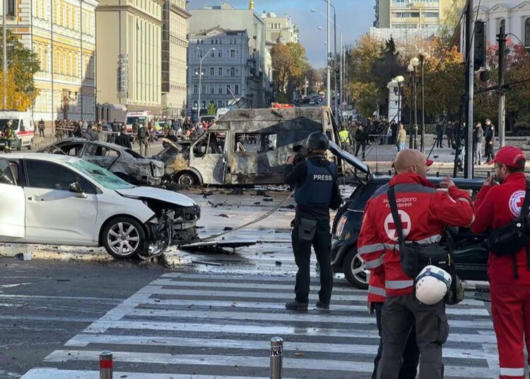 Pommitusten jälkiä Kiovassa maanantainaamuna.