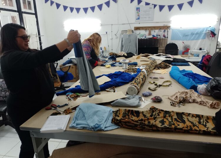 Argentiinalaisessa La Negra del Norte -osuuskunnassa vaatteita valmistavat naiset haaveilevat oman myymälän perustamisesta.