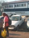 Zimbabwelaisia Bulawayon linja-autoasemalla, josta lähtee rajan yli kulkevia busseja Etelä-Afrikkaan. Kaikki maailman siirtolaiset eivät ole pyrkimässä Eurooppaan, vaan mieluummin kotimaansa lähiseudulle, jos se vain on mahdollista.