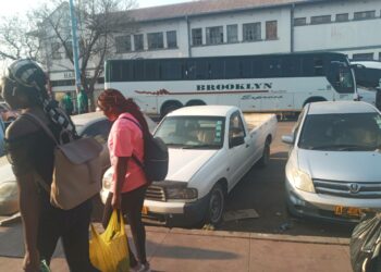 Zimbabwelaisia Bulawayon linja-autoasemalla, josta lähtee rajan yli kulkevia busseja Etelä-Afrikkaan. Kaikki maailman siirtolaiset eivät ole pyrkimässä Eurooppaan, vaan mieluummin kotimaansa lähiseudulle, jos se vain on mahdollista.