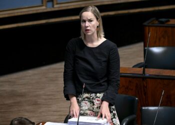 Hanna Sarkkisella oli kyselytunnilla mukanaan 35¿000 suomalaisen allekirjoittama vetoomus Palestiinan valtion tunnustamiseksi.